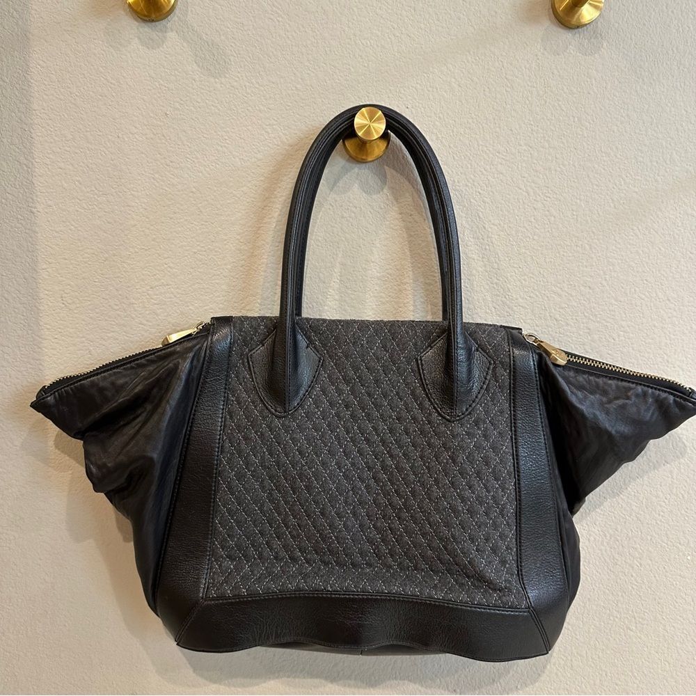 Pour La Victoire | extra large black quilted wool and leather trapeze bag tote - Picture 5 of 11